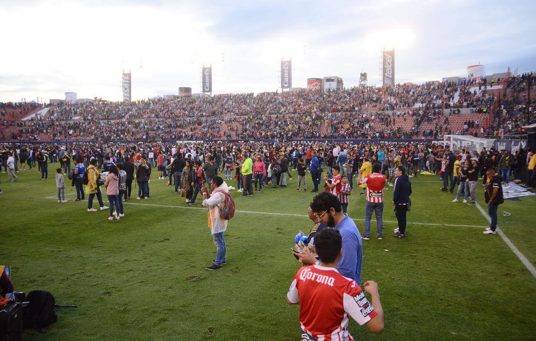 Deja pelea 33 heridos en estadio de San Luis Potosí