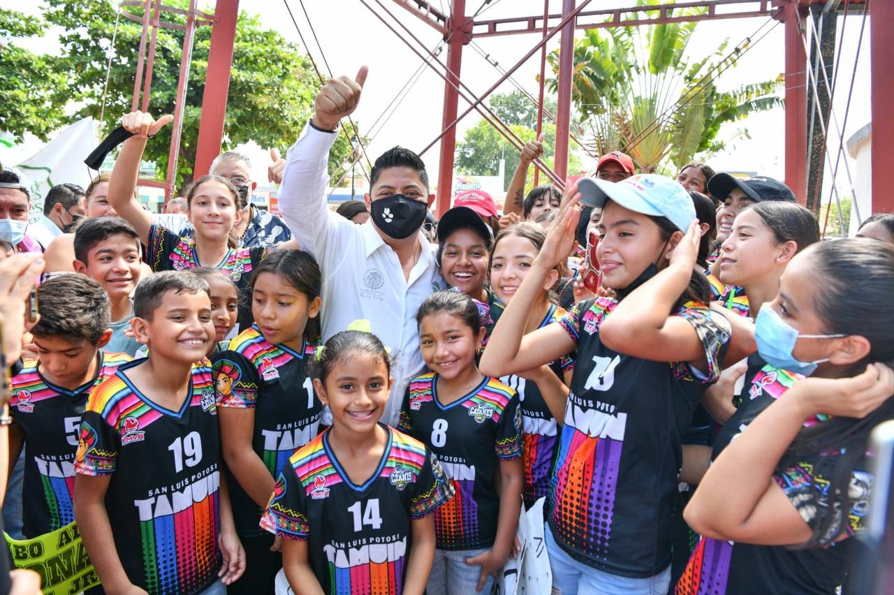 Ricardo Gallardo entrega kits escolares a niños y niñas de Tamuín
