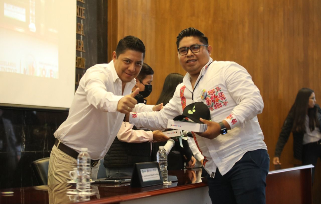 Ricardo Gallardo recibe a miembros del Parlamento Juvenil Potosino